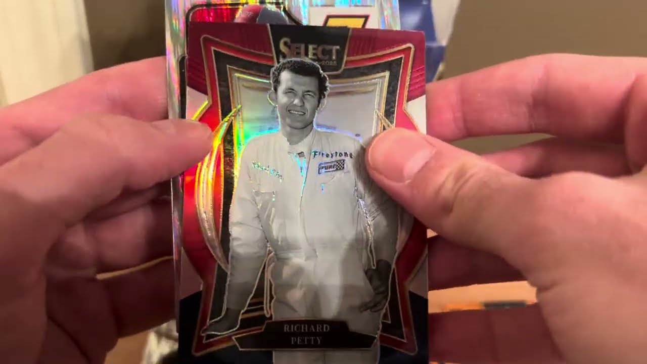 Распаковка коллекционных карточек NASCAR 2025 Panini Select.