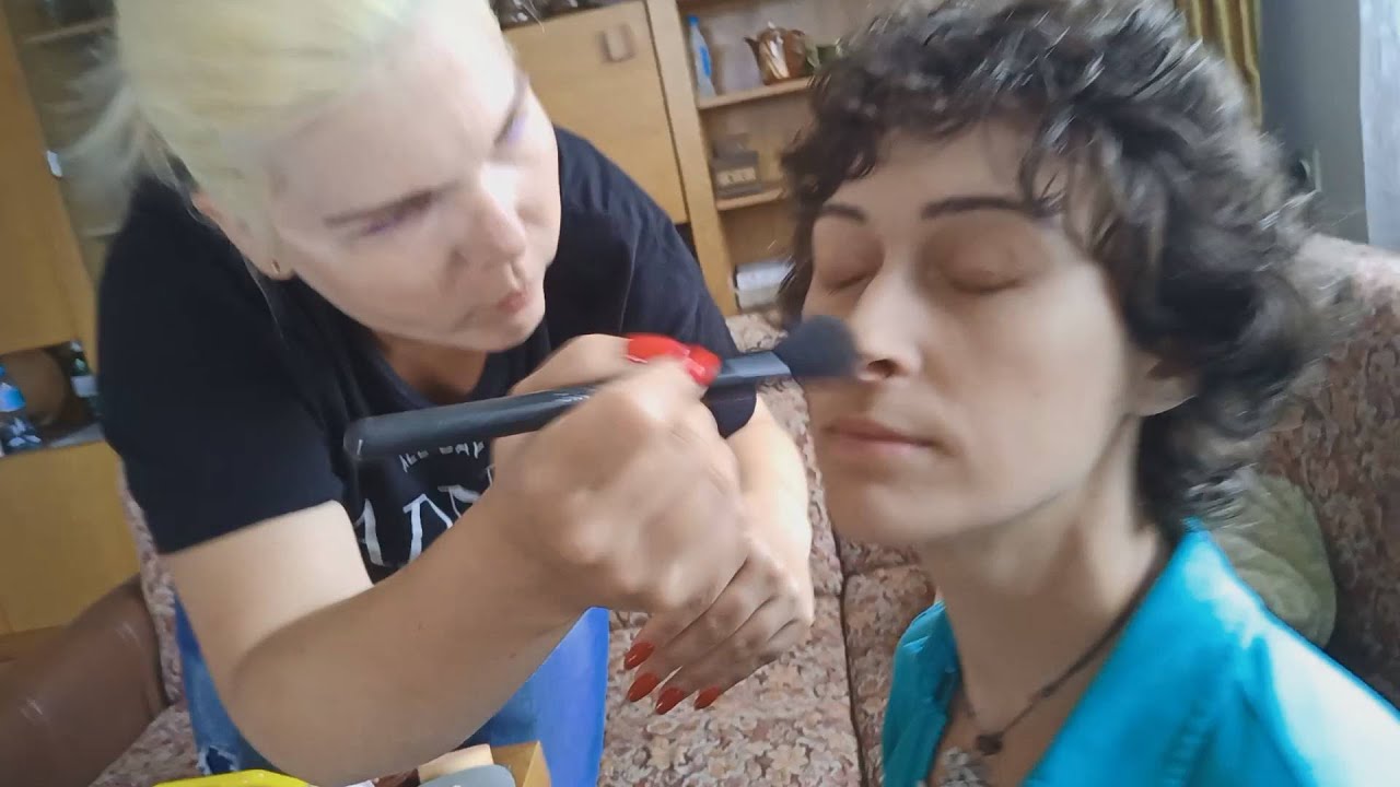 Agnieszka uczy Karinkę się malować ☺️💋🤡 Zakładanie maski w trochę innym stylu 😁