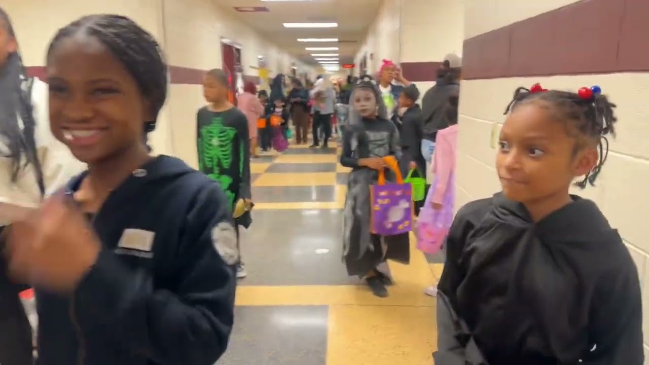 SCHOOL TRICK OR TREAT VLOG 🎃🍬 #labkidz #halloween