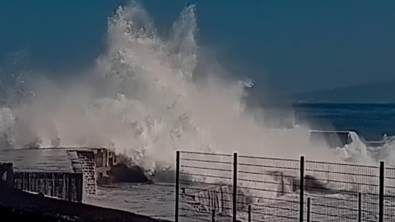 Heavy waves.Puerto de la Cruz. Tenerife.