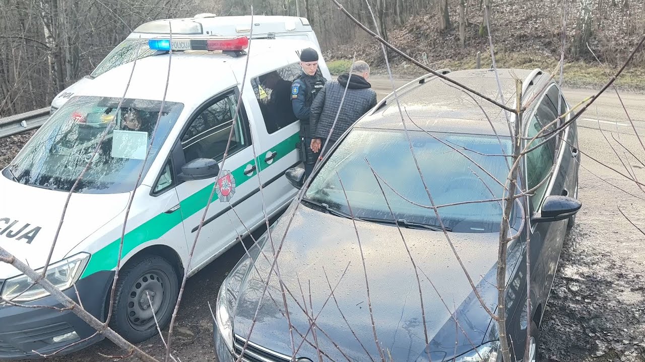 Girti pasivažinėjimai sostinėje baigėsi nesėkme: vairuotojas rėžėsi į medžius