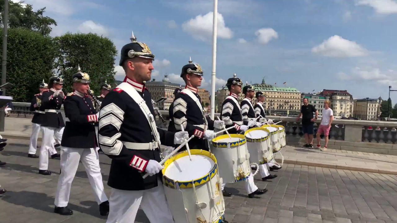 Vaktparad med Arm&eacute;ns musikk&aring;r [UHD 4K]