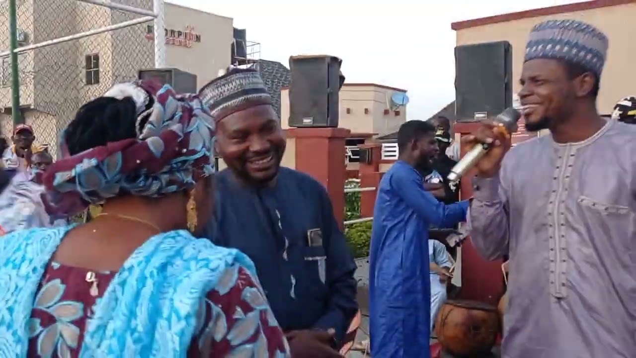 Dr.Abdu Boda Yana wake masoya a wajen Wani babban biki tare da yaron sa Dan usaini