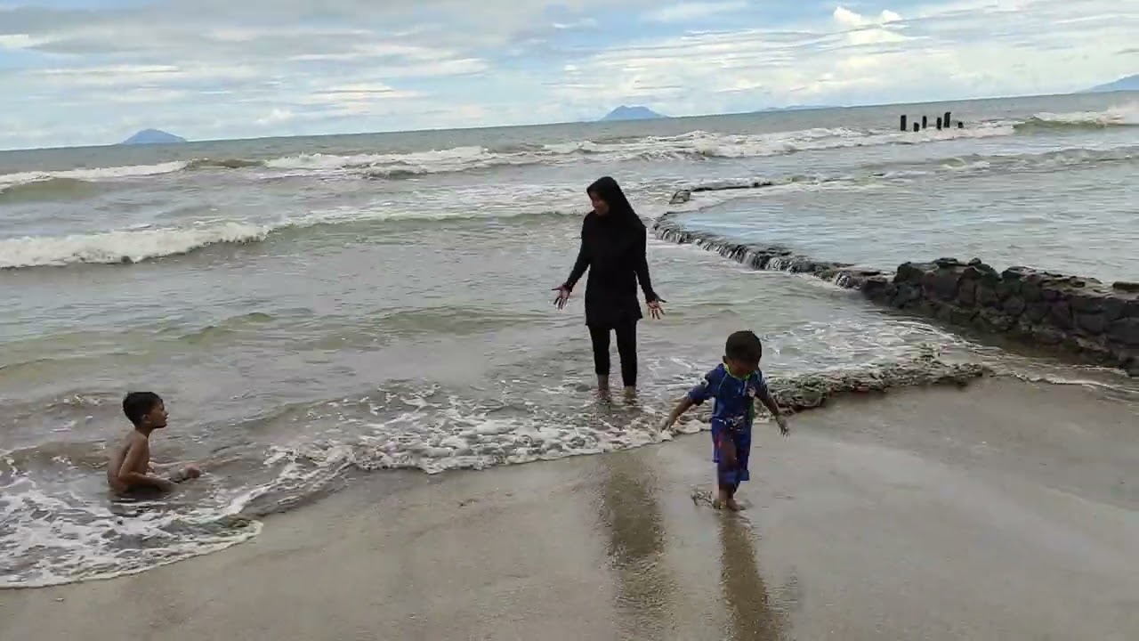 Bermain ombak dipantai Carita 