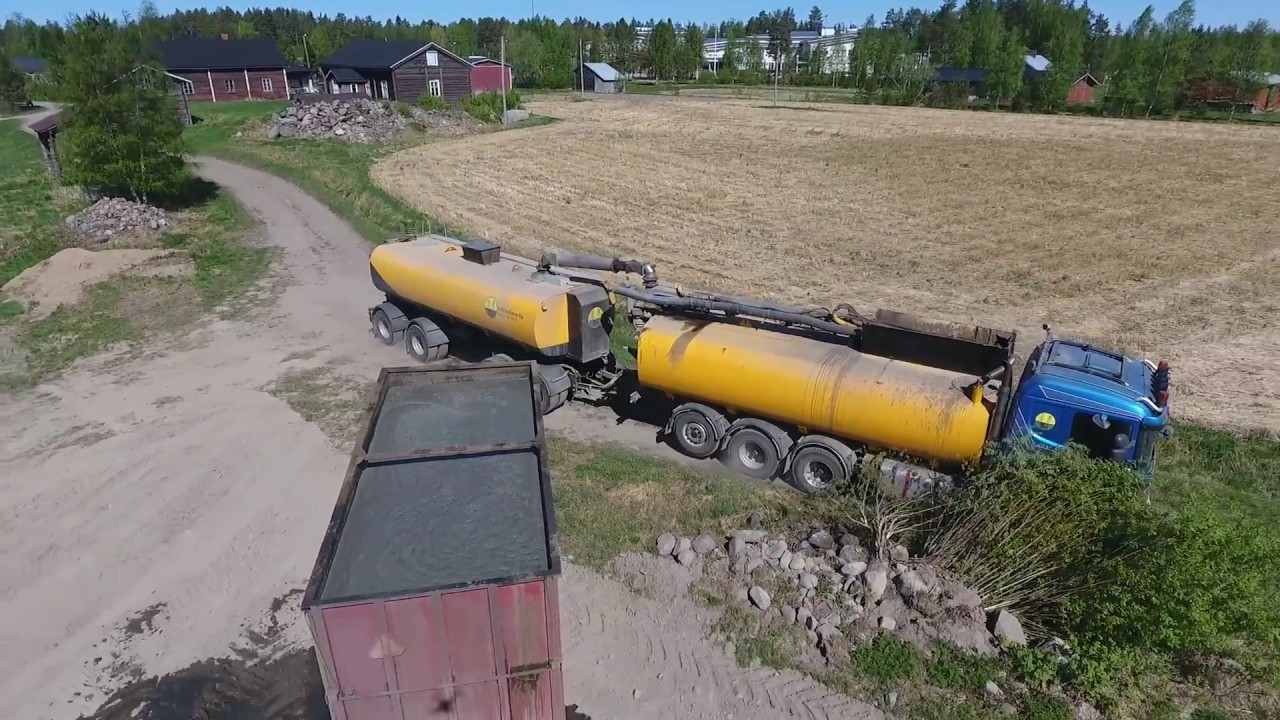 Kosken Kone Oy mustaa maata pöllyyttämässä