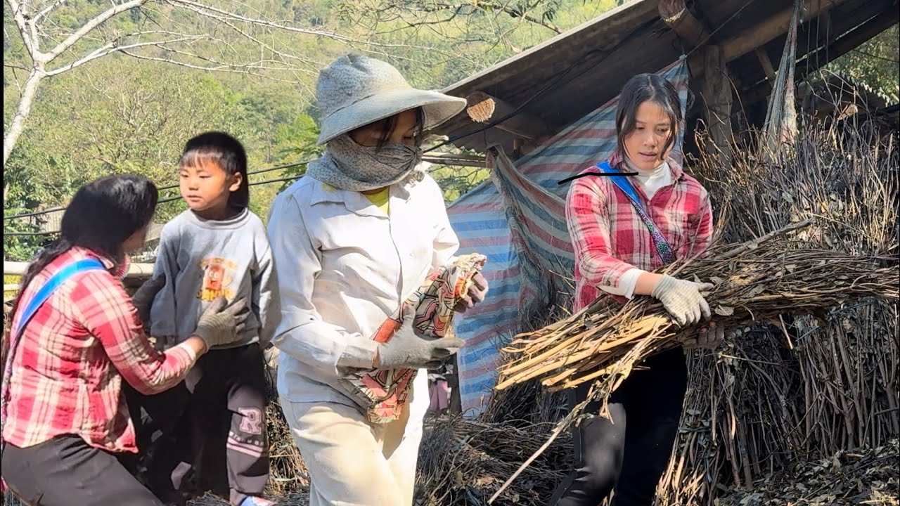 Single mother: and son, work hard to earn money to start a new life