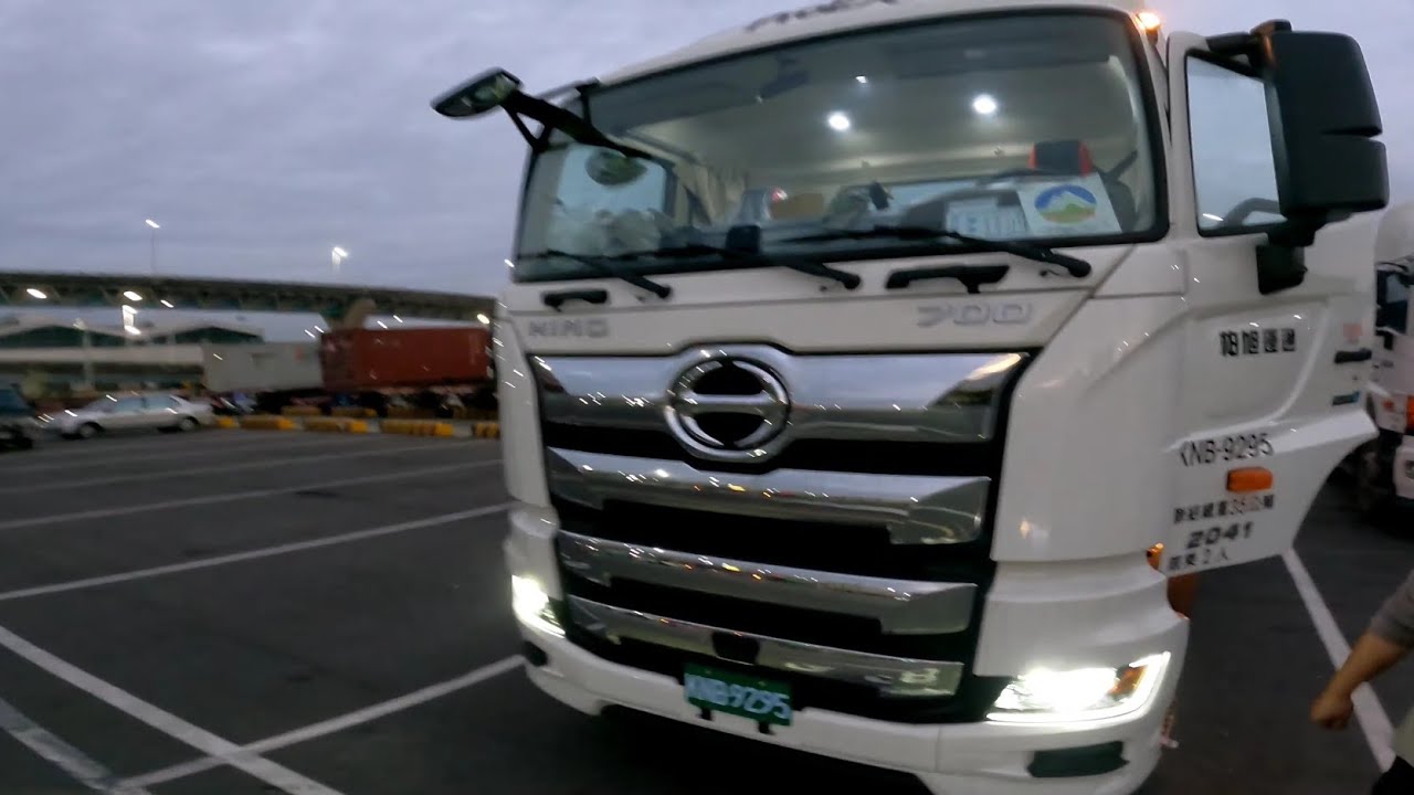 【J Y】大車試駕系列之 日系Hino700六期J Y試駕趣。新車的電腦自動換檔位好像都傻傻呆呆的。要跑久了才會順。LED的頭燈和室內燈真的讚又亮。😅😂🤣🌃🛣🚛👀😘👨‍👩‍👧‍👦🥰😎💪👍🇹🇼🇹🇼🇹🇼