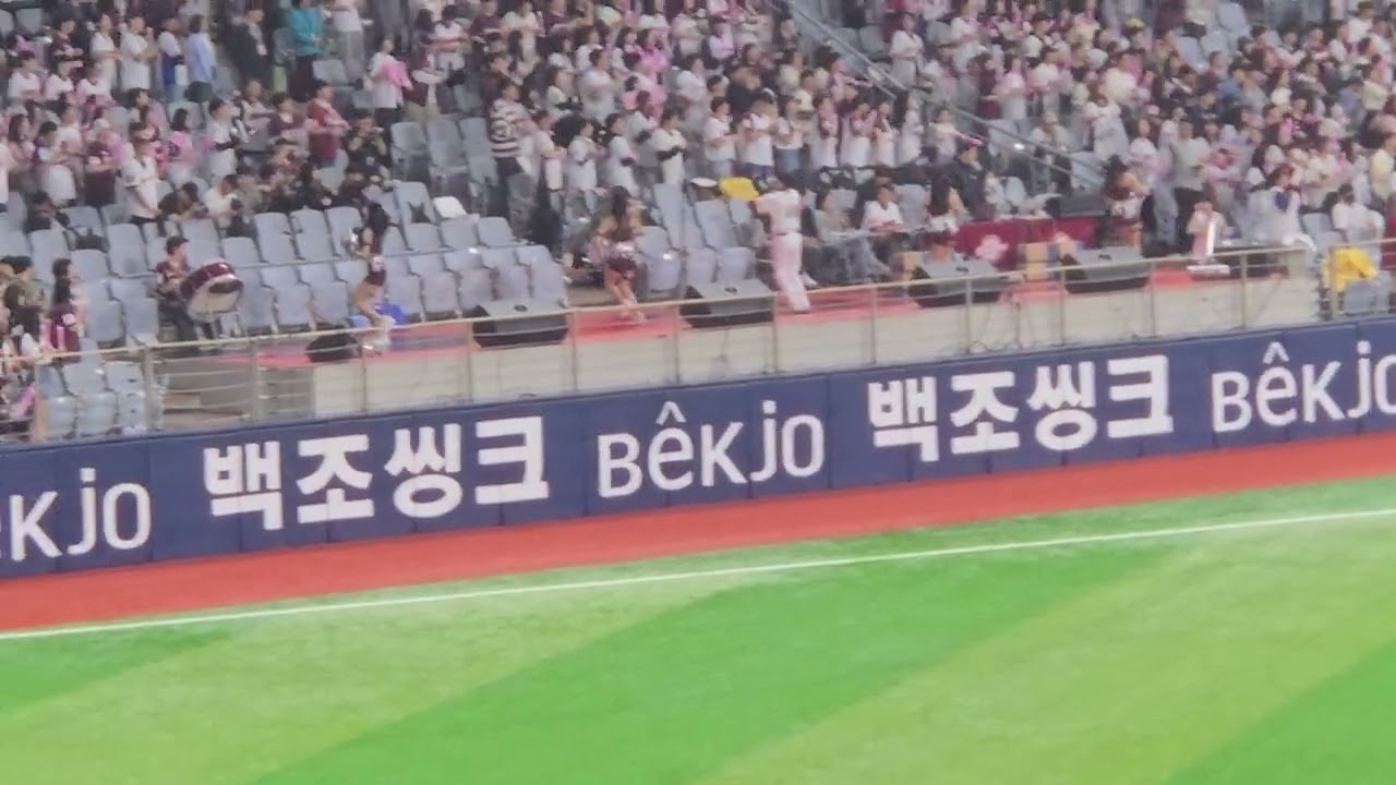 Kiwoom Heroes no. 66 Outfielder Yasiel Puig KBO League