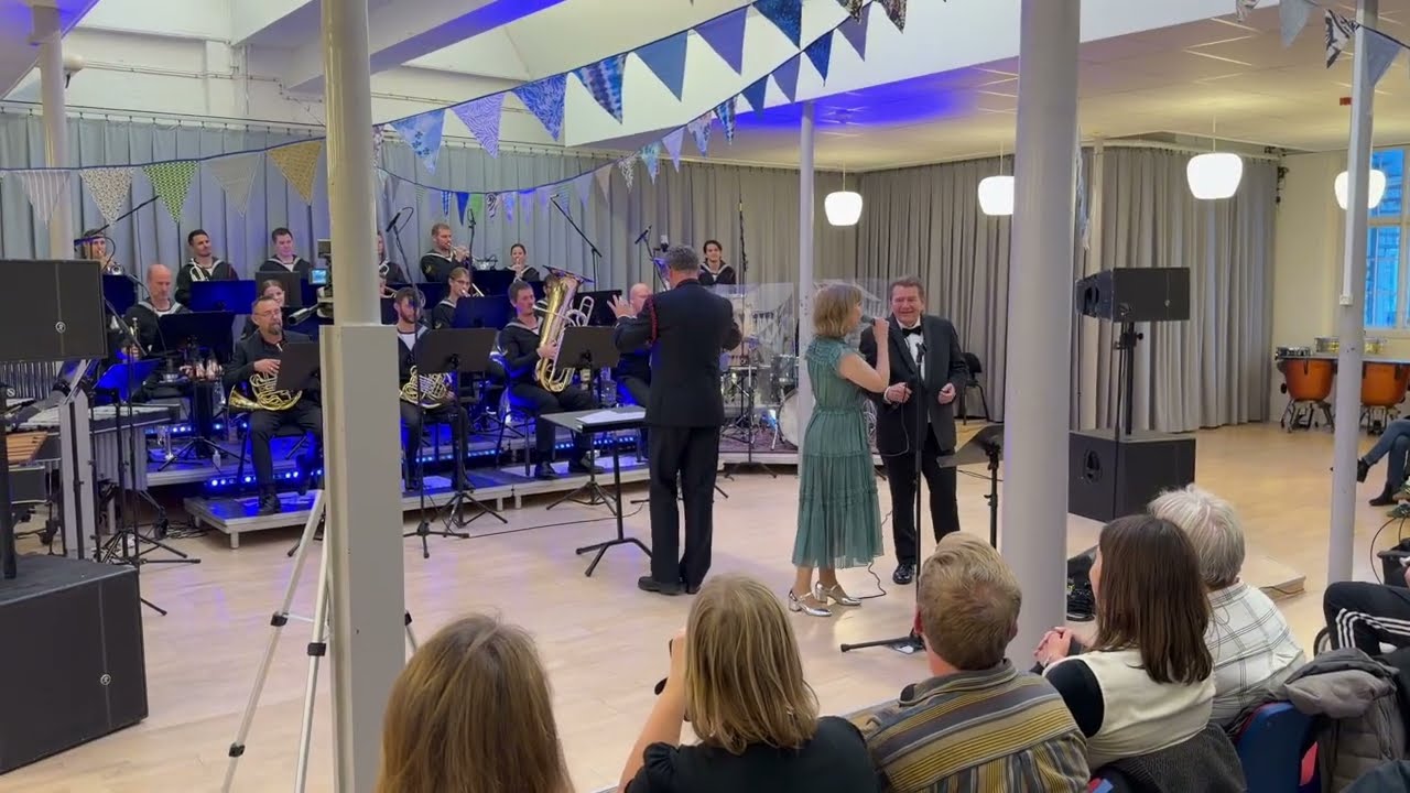 Skibet skal sejle i nat - Michael Winckler, Julie Lund & Søværnets Tamburkorps