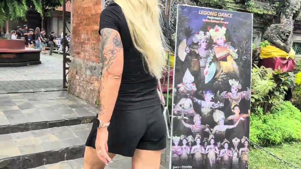 道路の渡り方。信号などない！@Ubudセンター