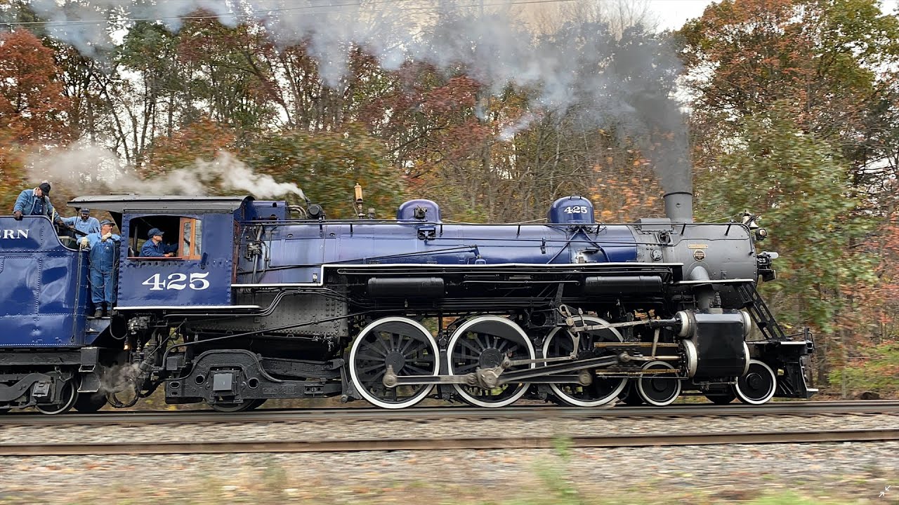 Reading Blue Mountain & Northern 425 Steam Engine Powers 17-Car Fall Foliage Train (October 2021)