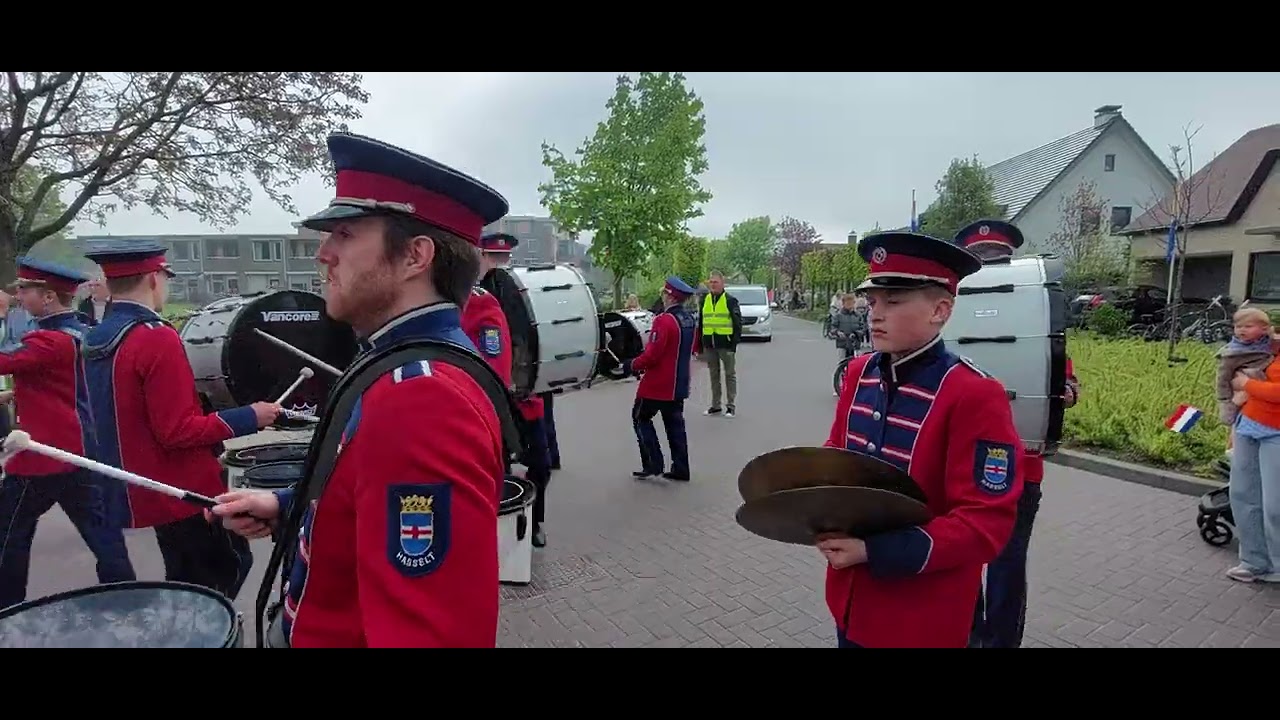 Hasselts fanfare in optocht Koningsdag 2025 Genemuiden