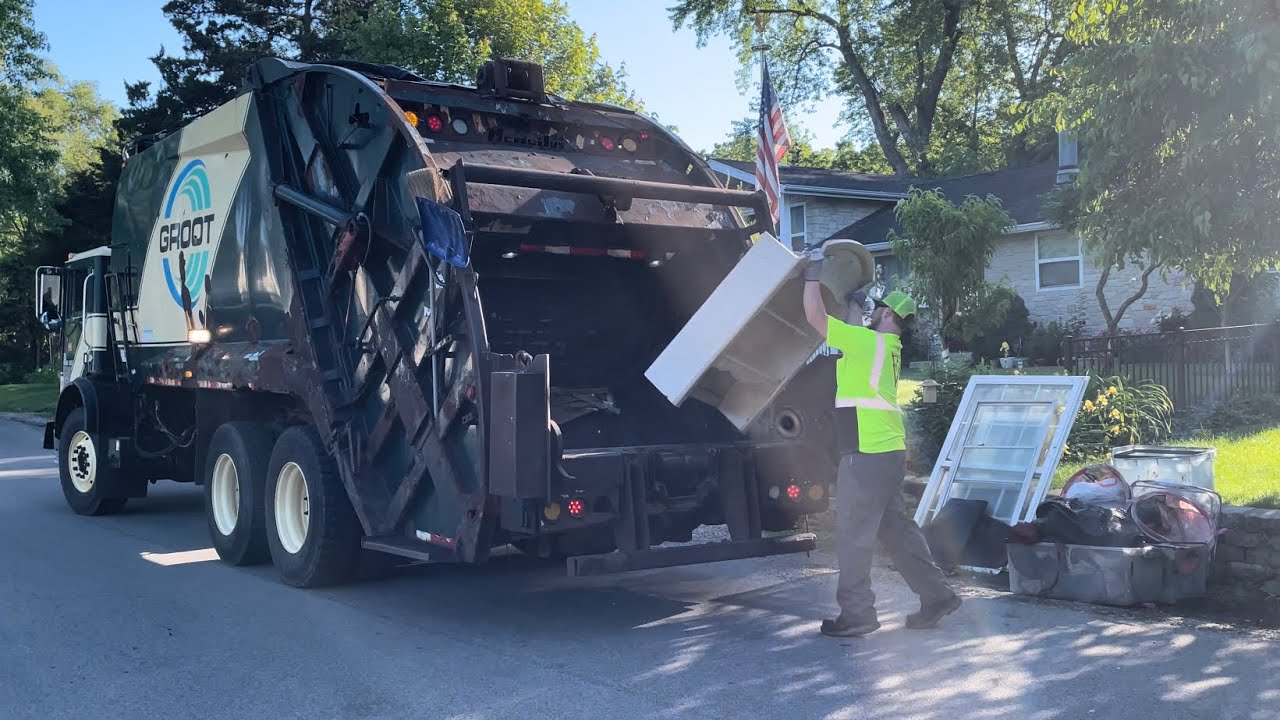 Roaring Groot Mack MRU McNeilus Rear Loader Garbage Truck Packing Bulk