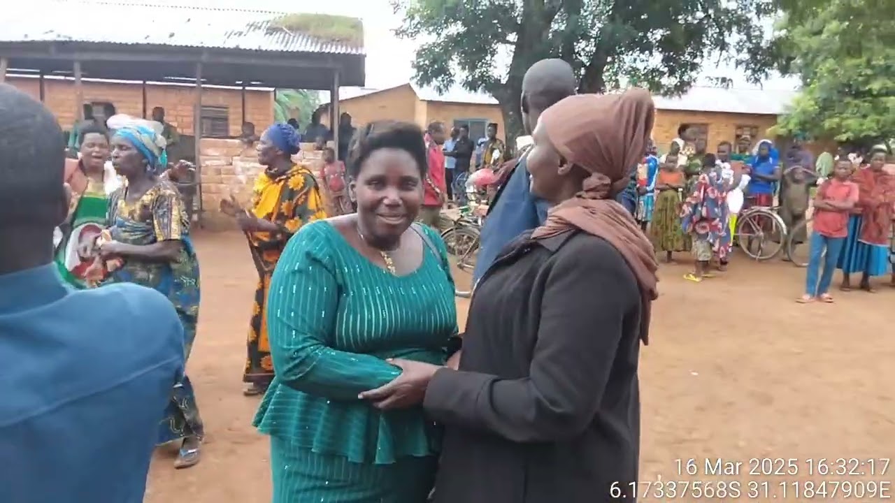 FULAHA YA WANANCHI WA KATA YA KANOGE BAADA YA KUTEMBELEWA NA MH MKUU WA WILAYA