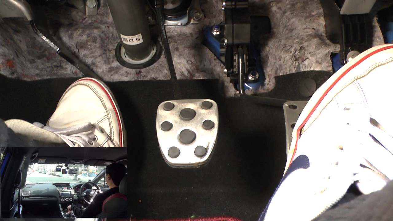 MT運転 クラッチを繋ぐと同時にアクセルをタイミングよく踏む説明