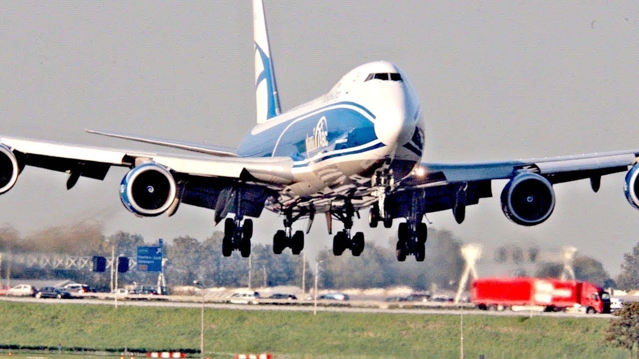 Flugzeuge starten und landen am Flughafen Amsterdam – Blick auf Start und Landung großer Flugzeuge