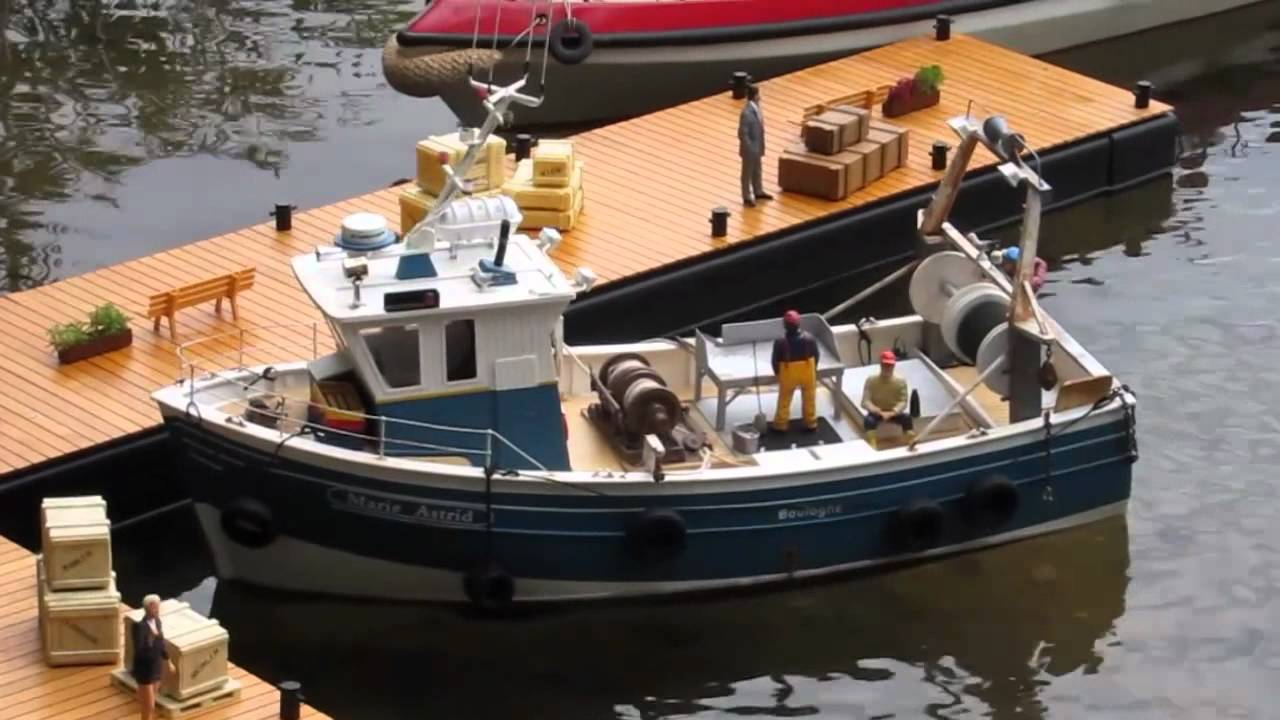 Modellboot fahren mit Hafenanlage