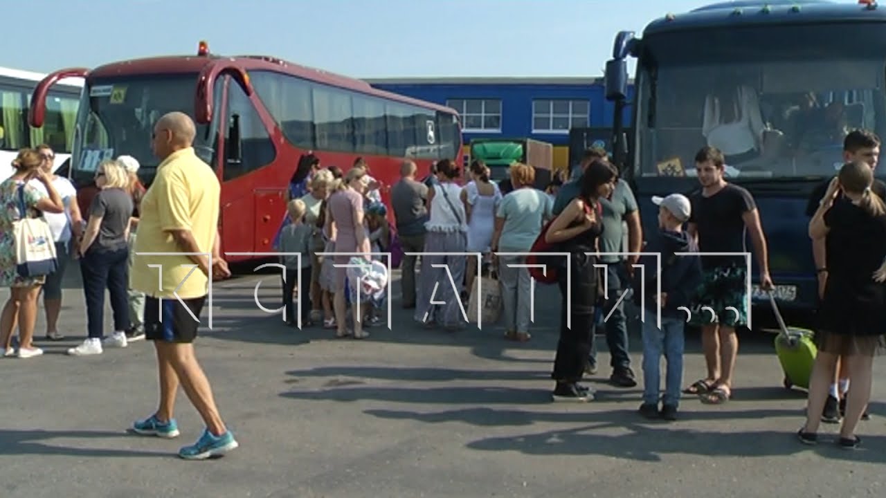 Детей вывезли из лагеря - одни родители счастливы, что вырвали их оттуда, другие требуют продолжить