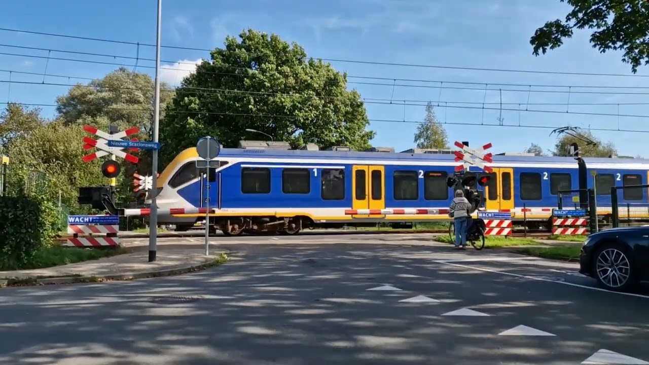 Spoorwegovergang Haren (Oude Middelhorst) // Dutch Railroad Crossing