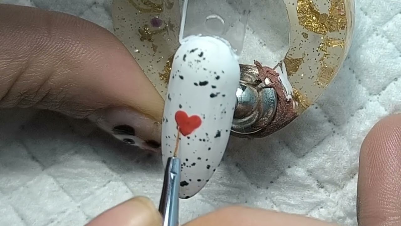 Decoración uñas dibujo mano alzada San Valentín -47