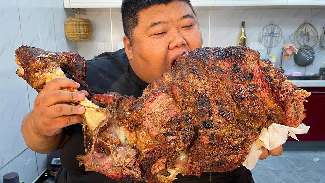600元买条22斤大牛腿，胖哥整条碳火烤，折腾一天，吃爽也值了！【胖猴仔】