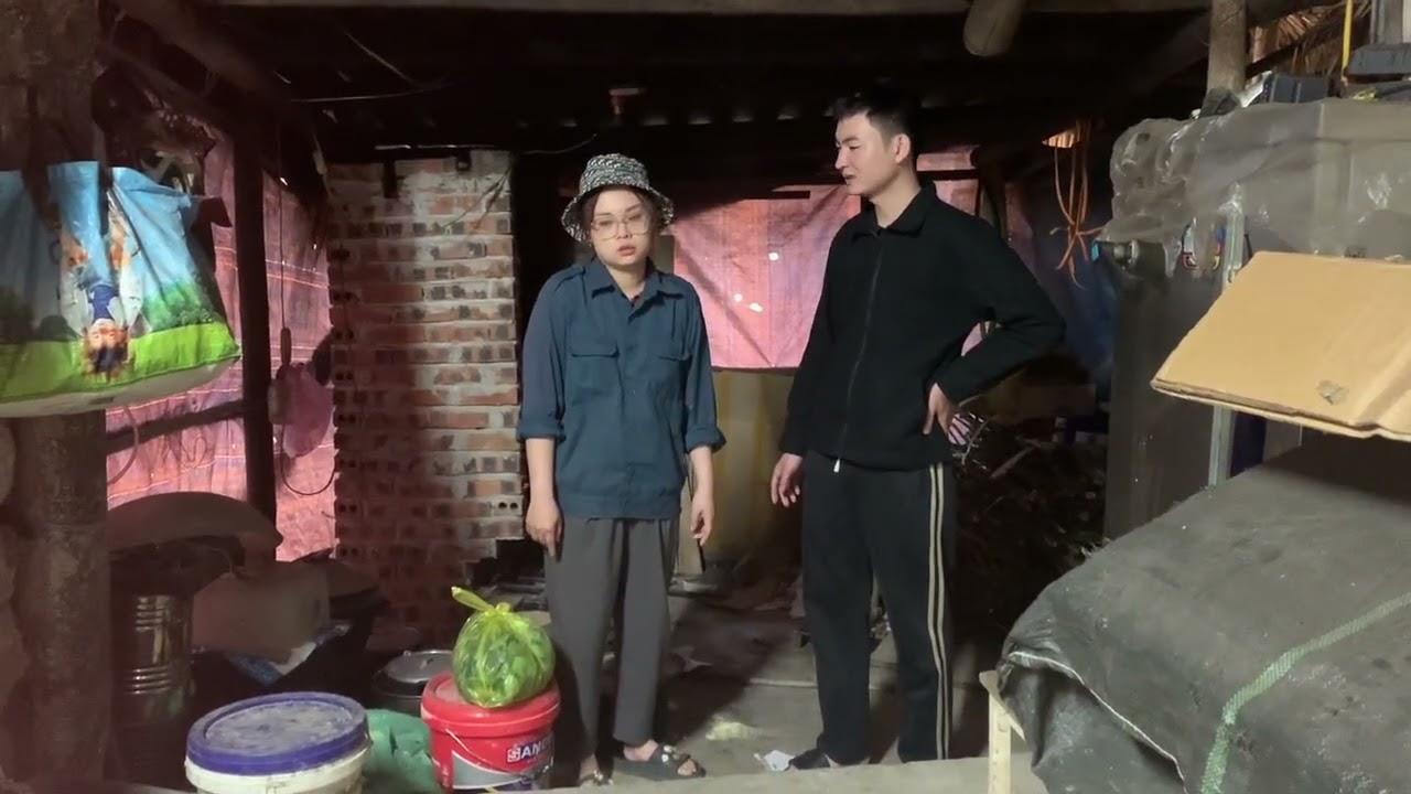 Nguyệt biết chuyện Huy cho tiền mụ Hải đành khuyên bảo em