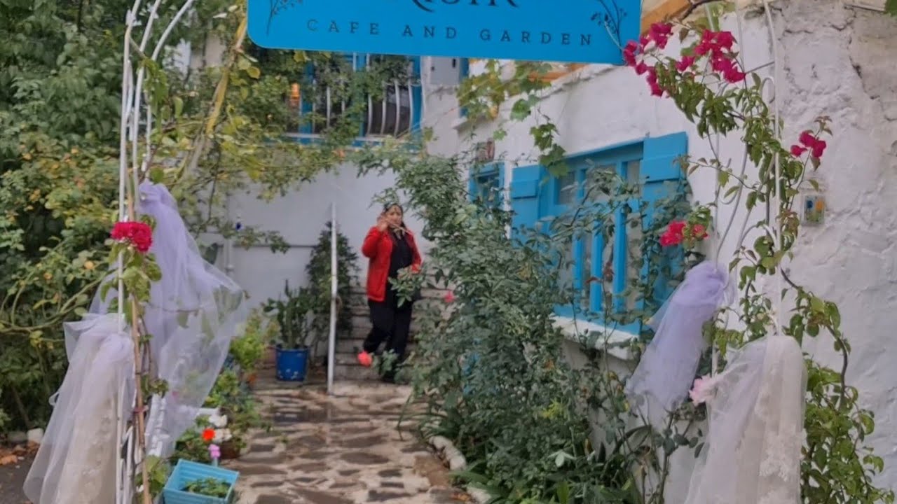 Eskinin Tozlarını Silkip Atmış Vefalı Dokunuşlarla Her Köşede Çiçeklerle Hemhal Bir Mekan Kısık Kafe