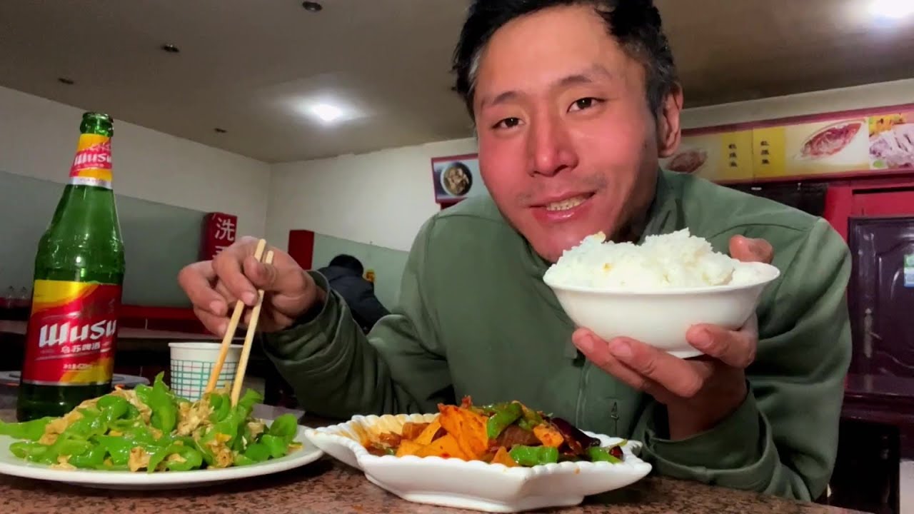 骑行甘肃去新疆，服务区点了两个菜价格不敢相信，戈壁滩露营过夜