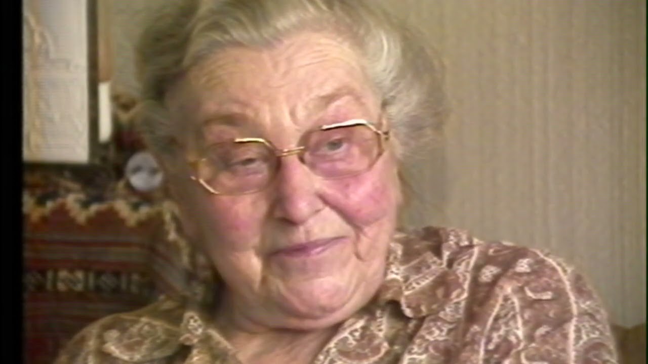 Mevrouw Does-Bakker vertelt in 1990 over brand in eierenpakhuis 1930 en busonderneming in Landsmeer