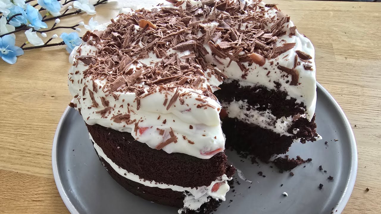 One-Bowl Chocolate Cake + Strawberry Filling کیک شکلاتی تک‌کاسه با فیلینگ توت‌فرنگی