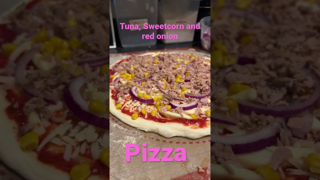Pizza cu ton, ceapă roșie și porumb dulce. #pizza #cuptorpelemne #pizzalacuptorpelemne