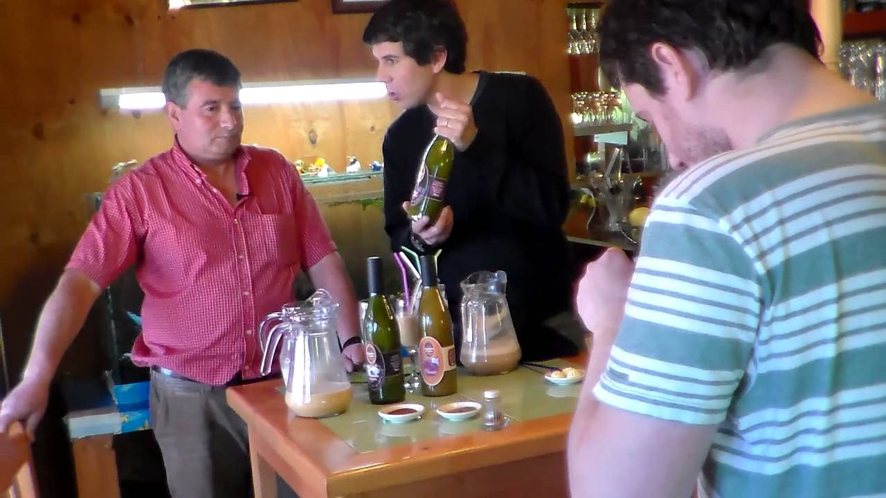 Gonzalo Feito catando Ponches de Mariscos en Restaurant Ranchito Criollo