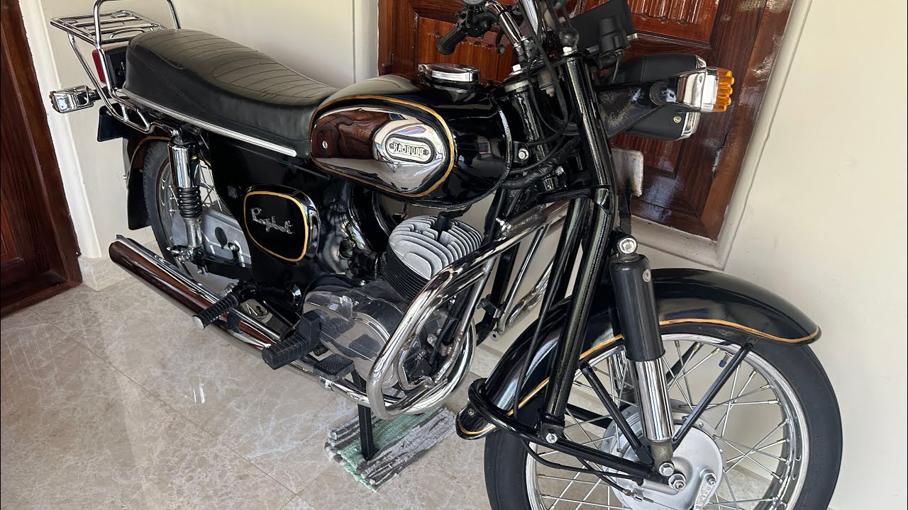 അധികം കാണാത്ത ഒരു ബൈക്ക്  കളക്ഷൻ കാണാം -Rajdoot 1985 model,owner:kiran thomas