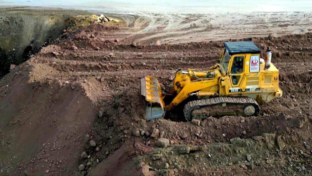 CAT 963B tracked loader is fixing the place ll