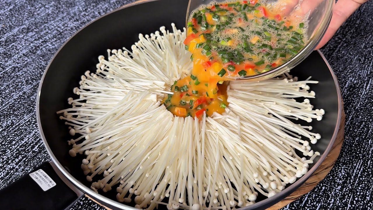 Pour eggs over enoki mushrooms – a miracle will happen! A quick and nutritious breakfast!