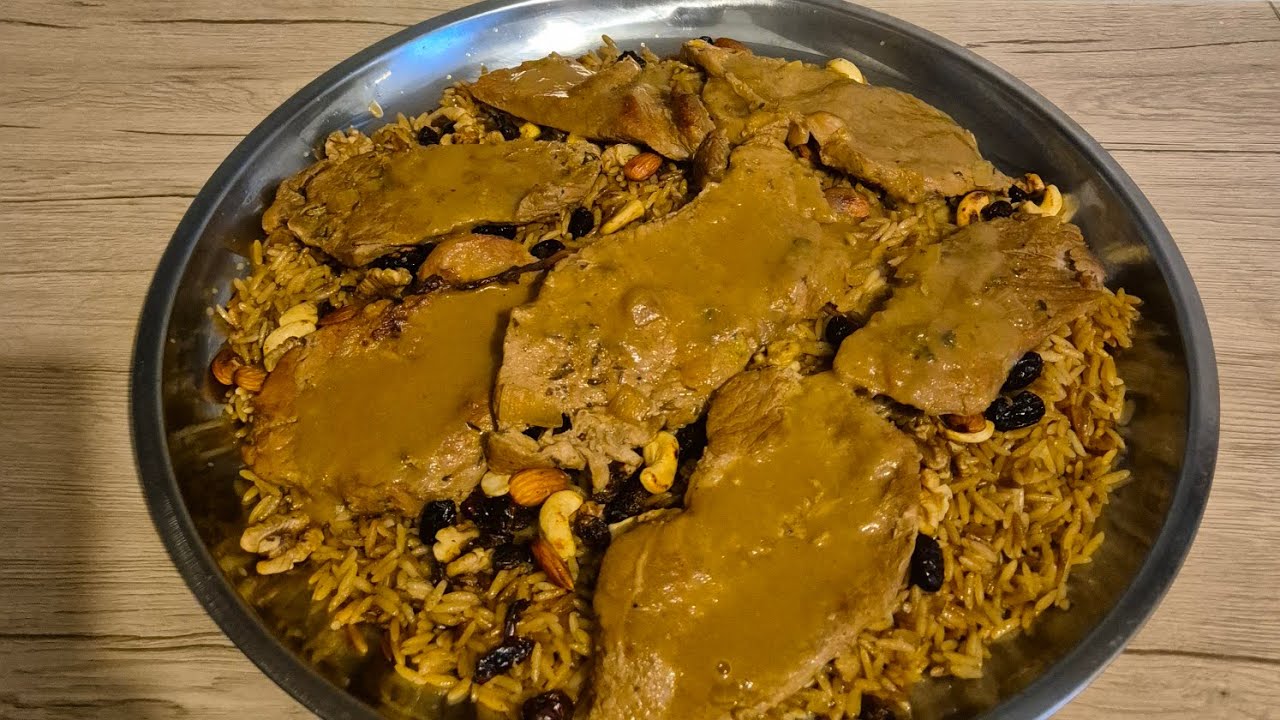 شرائح اللحمه مع الصوص الخطير مع لسان العصفور بالمكسرات