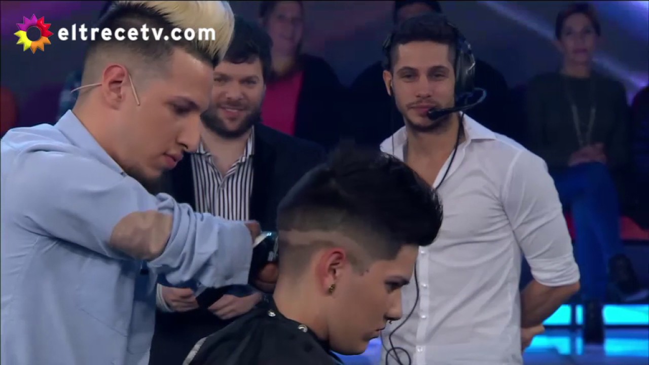 ¡Un verdadero artista! Aunque nació sin manos hace los mejores cortes de pelo