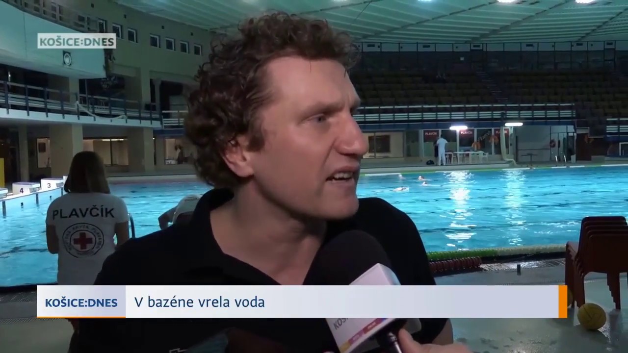 Pri derby vrela v bazéne voda