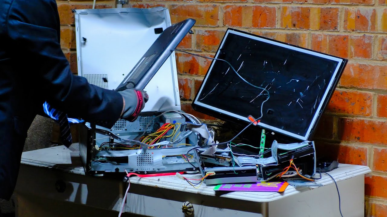 Angry Office Man Obliterates Faulty Computer and Quits Job