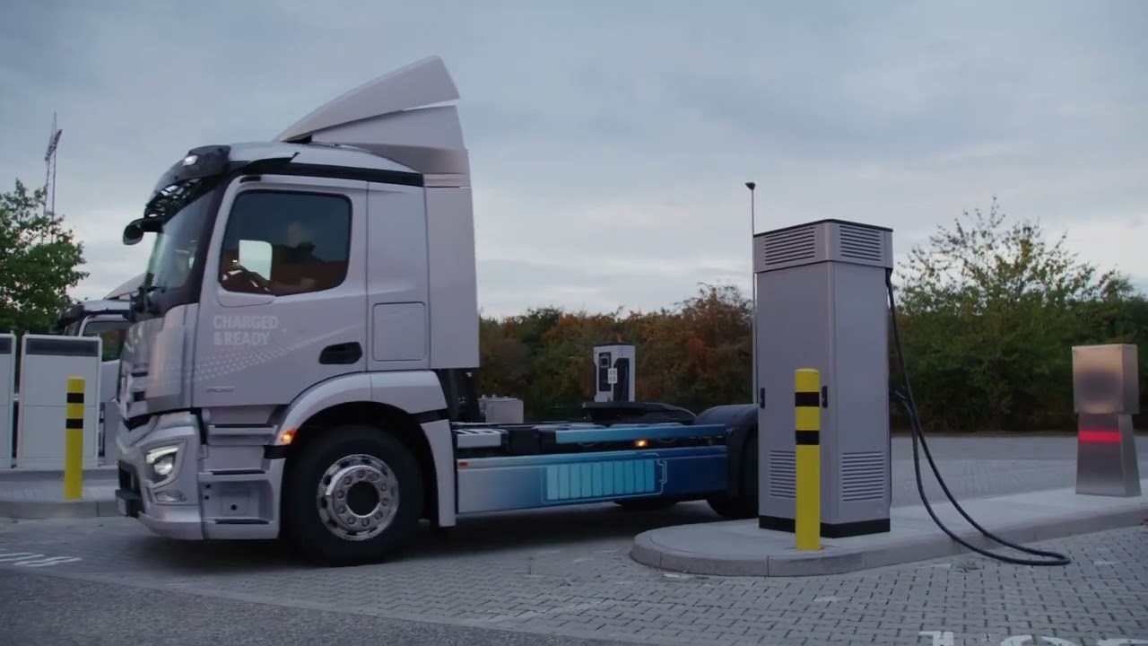 Mercedes-Benz eActros 300 Sattelzugmaschine für flexible Einsätze