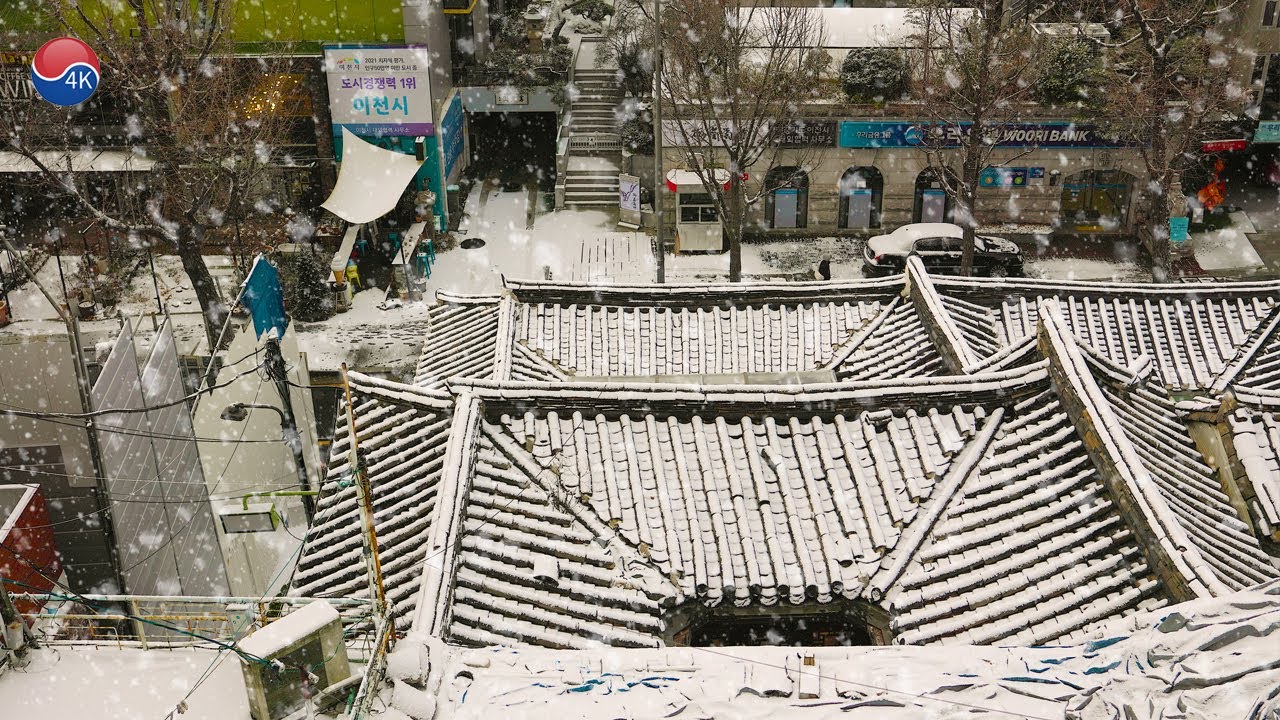 한옥 기와에 눈 쌓이는 고즈넉한 아침 설경🌨️☃️❄️, 북촌 한옥마을,  서울트래블워커.