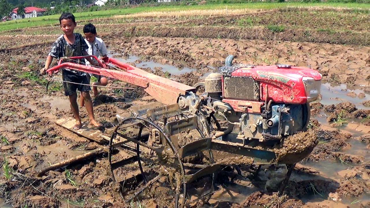 Traktor Sawah G1000 dengan Diesel Kubota RD85DI-2S Meratakan Lumpur