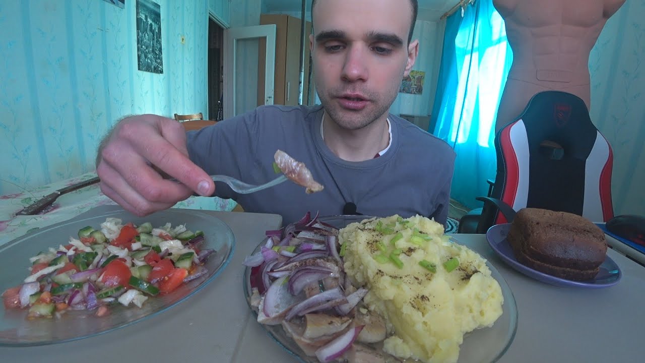 МУКБАНГ ПЮРЕ / СЕЛЕДКА С ЛУКОМ / СЕЛЬДЬ / ХЛЕБ БОРОДИНСКИЙ/ САЛАТ / ОБЖОР EATING / Mukbang ASMR АСМР