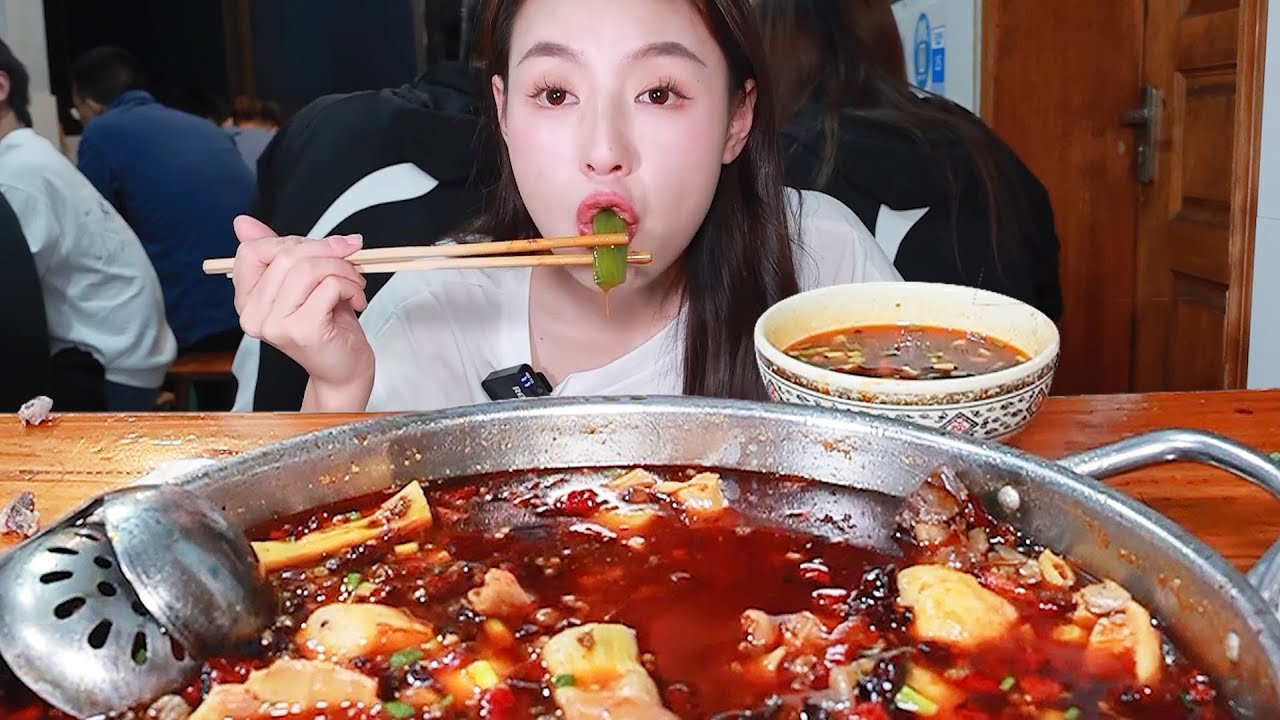 [ENG SUB] 成都开了12年的老店，只卖一道黑竹香鸡，结果素菜才是真正的”主角“！【张喜喜】