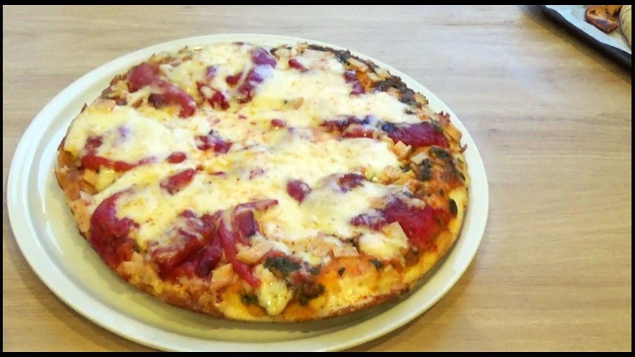 Pizza à la poêle épaisse et moelleuse