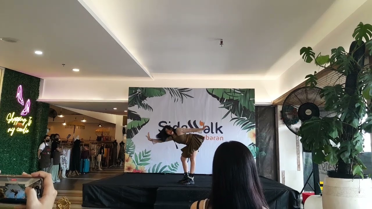 VIVIZ maniac dance cover (intro+dance break