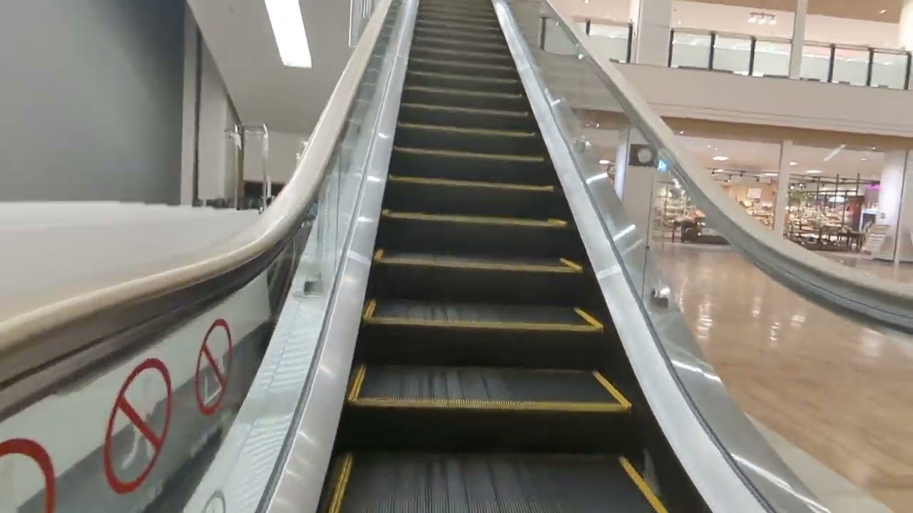 ニューコースト新浦安　エスカレーター　上り