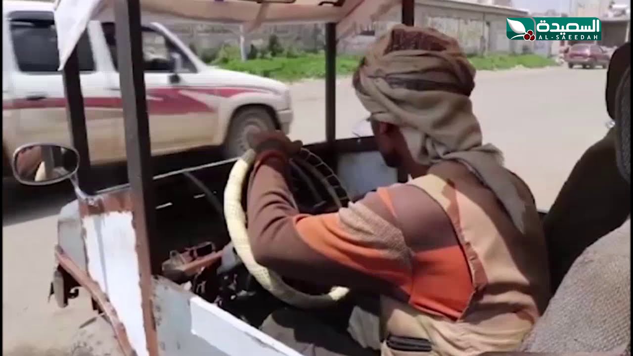 شاب في ذمار يحول دراجته النارية إلى سيارة صغيرة بإبداع ملفت