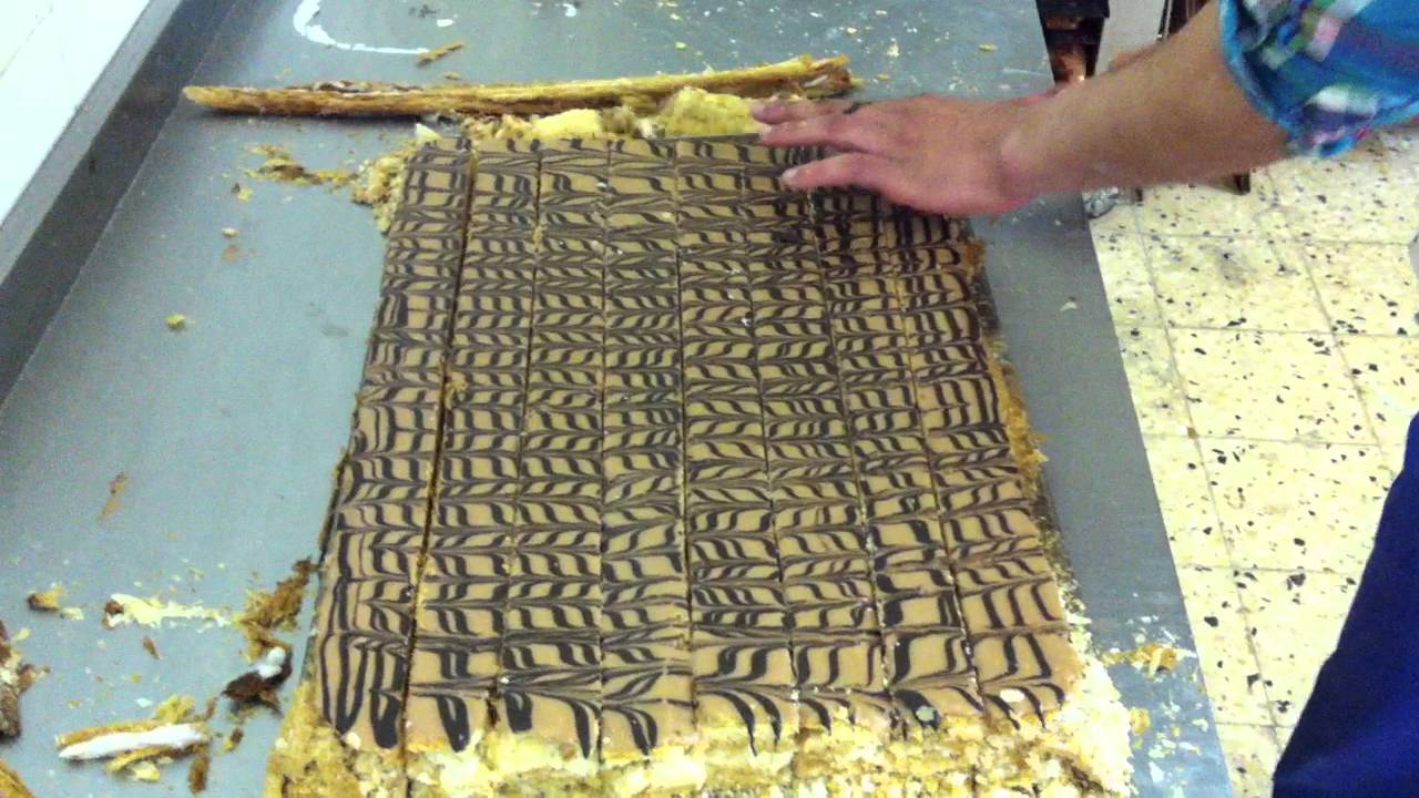 Mille feuille. How to cut it - cake Napoleon