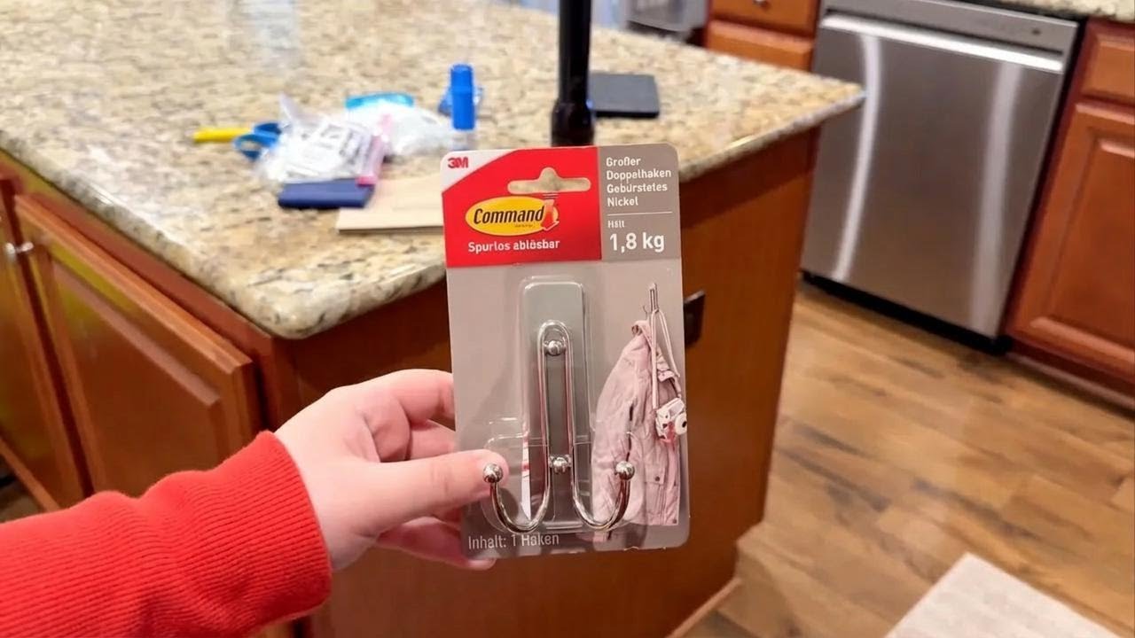 So einfach, aber so genial: Klebehaken an deiner Kücheninsel – probier’s aus!